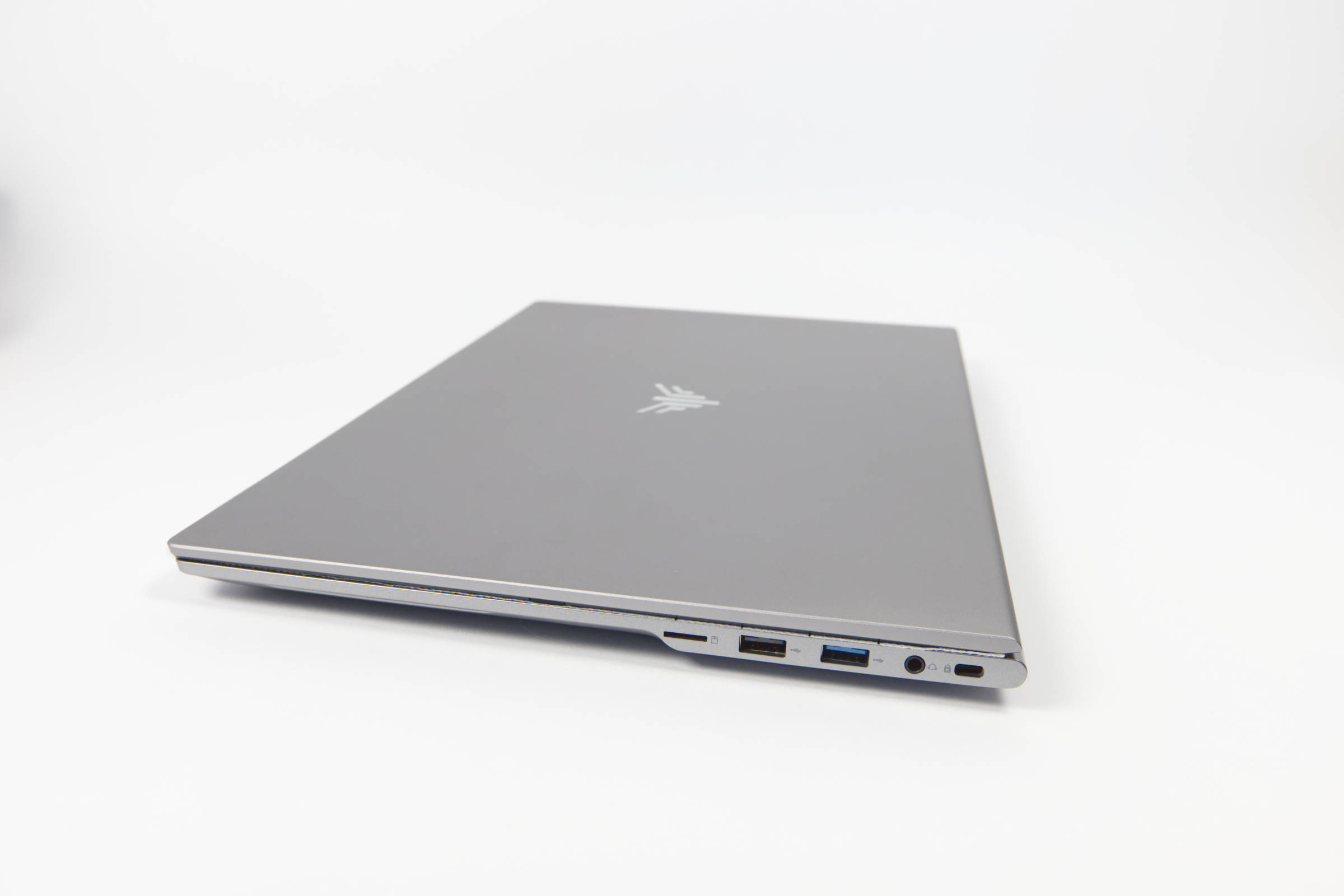 ACEMAGIC RX16 Anschlüsse rechts ACEMAGIC RX16 Anschlüsse rechts