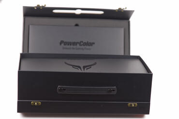 PowerColor Radeon RX 7900 XTX RedDevil Verpackung öffnen