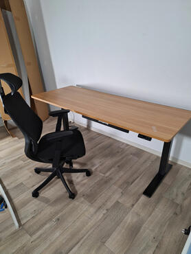 FlexiSpot E7 Pro 023 - Aufgebauter Tisch mit Stuhl