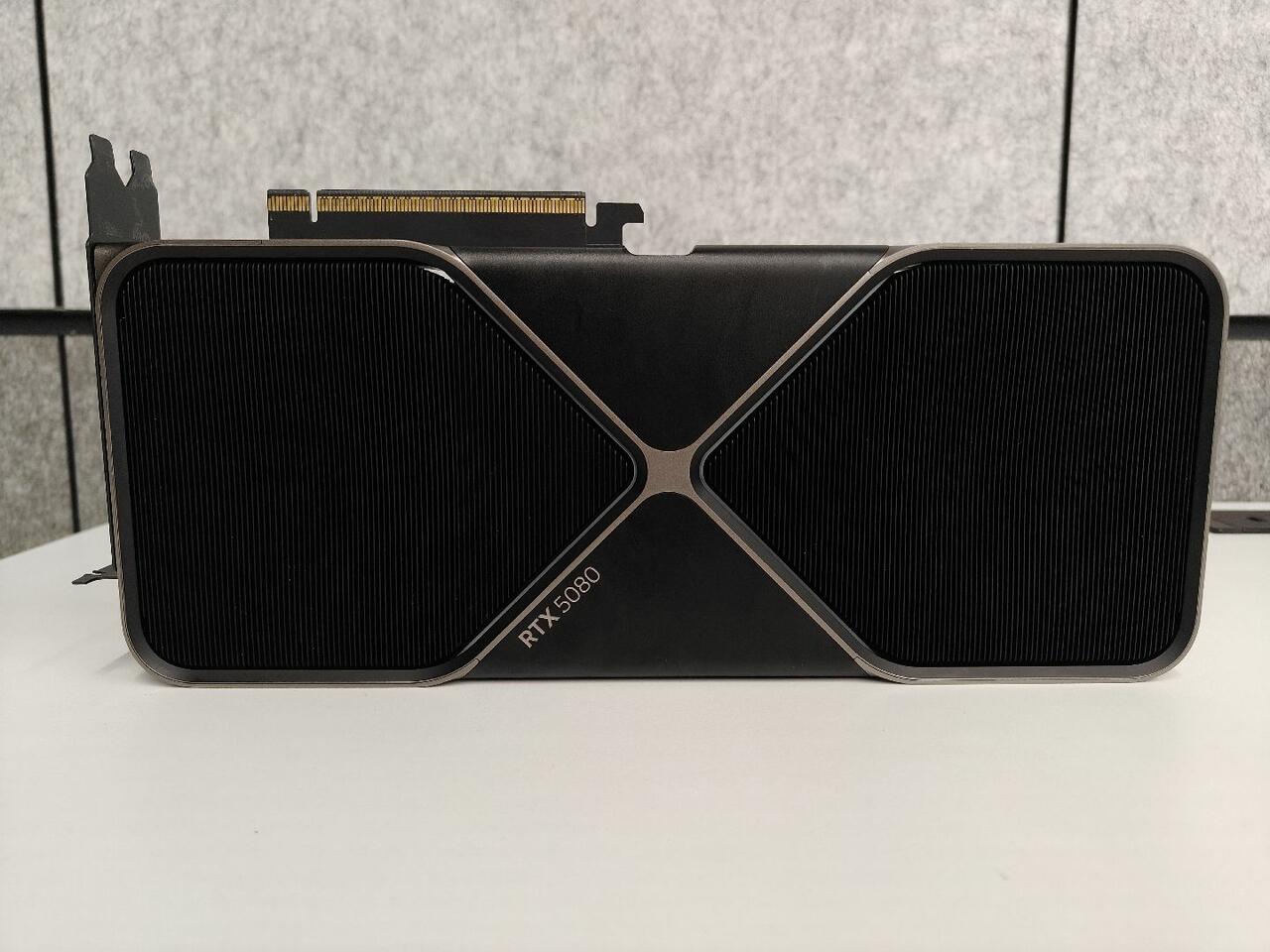 GeForce RTX 5080 Founders Edition Kühler Frontansicht  Bild © bilibili