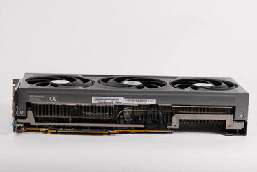 Sapphire Radeon RX 9070 XT Nitro+ Seitenansicht 2