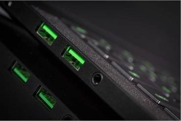 Razer grüner USB an Laptop